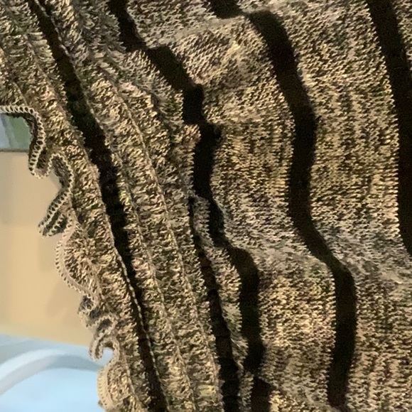 Super cute sweater elastic at waist worn once - Picture 3 of 3